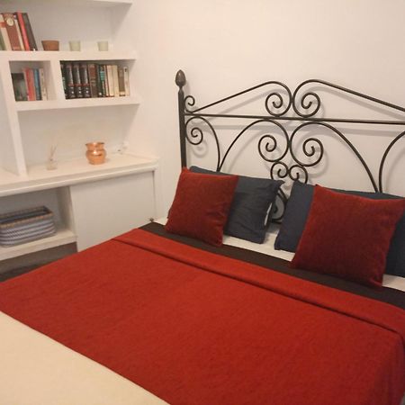 Small Stylish Room With Comfortable Queen-Size Bed In Very Large, Beautifully Decorated Shared Flat In The Historic Centre Of Málaga Exteriör bild