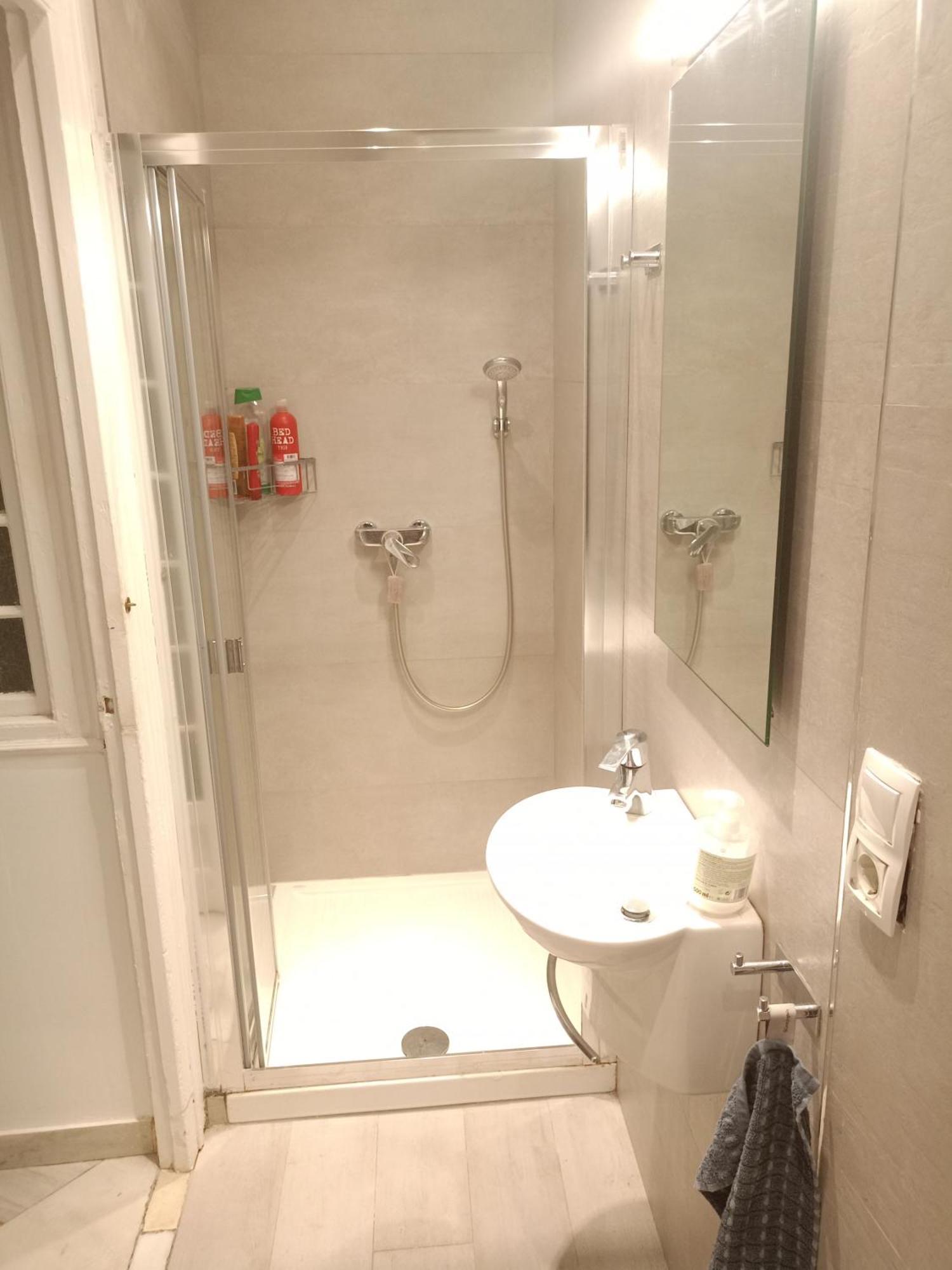 Small Stylish Room With Comfortable Queen-Size Bed In Very Large, Beautifully Decorated Shared Flat In The Historic Centre Of Málaga Exteriör bild