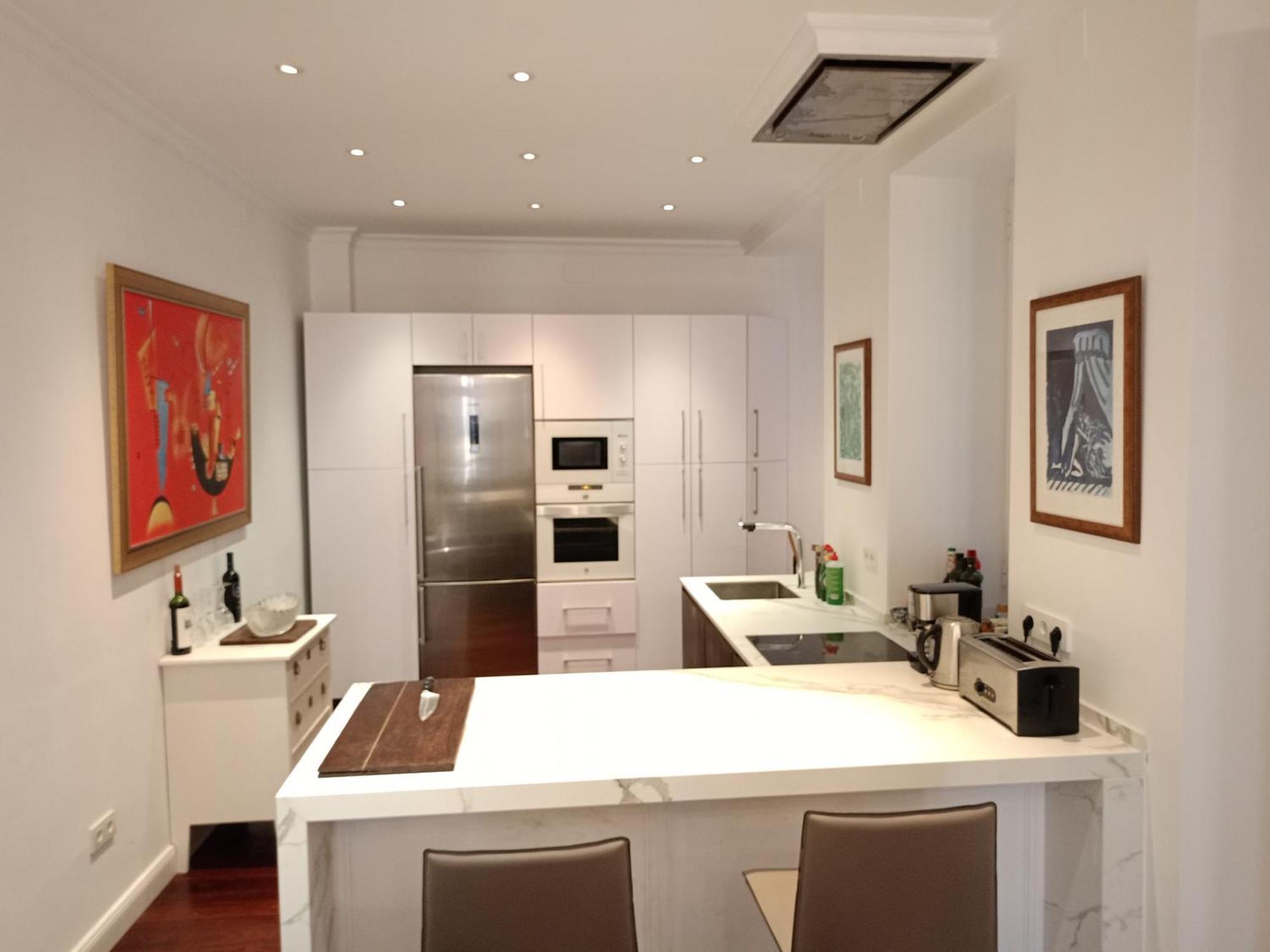 Small Stylish Room With Comfortable Queen-Size Bed In Very Large, Beautifully Decorated Shared Flat In The Historic Centre Of Málaga Exteriör bild