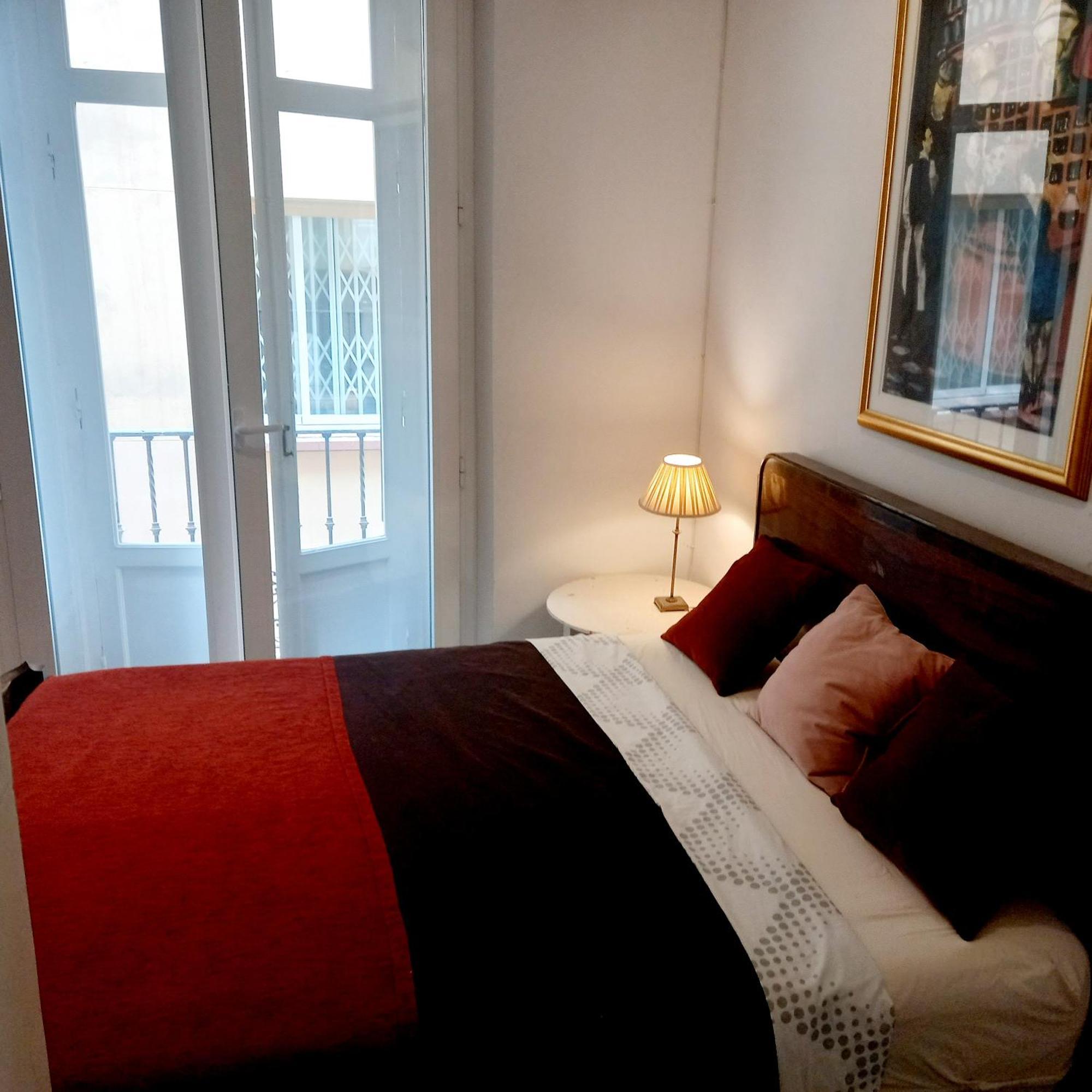 Small Stylish Room With Comfortable Queen-Size Bed In Very Large, Beautifully Decorated Shared Flat In The Historic Centre Of Málaga Exteriör bild