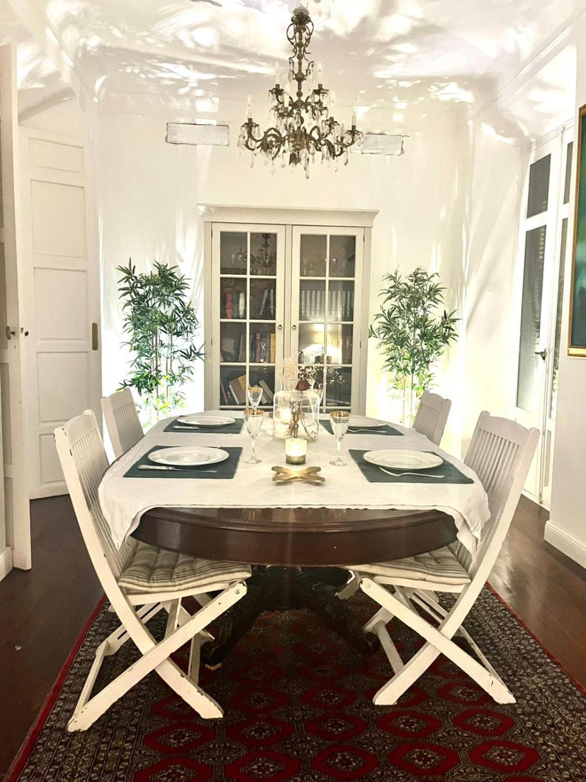 Small Stylish Room With Comfortable Queen-Size Bed In Very Large, Beautifully Decorated Shared Flat In The Historic Centre Of Málaga Exteriör bild